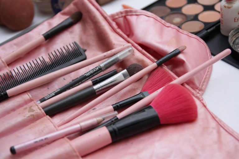 découvrez nos conseils et techniques pour une application parfaite du blush et illuminez votre visage avec un teint naturel et radieux.