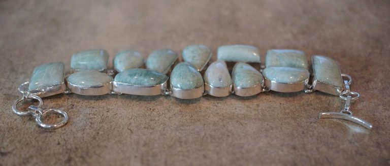 découvrez nos techniques de sertissage de bijoux pour sublimer vos pierres précieuses avec élégance et sécurité.