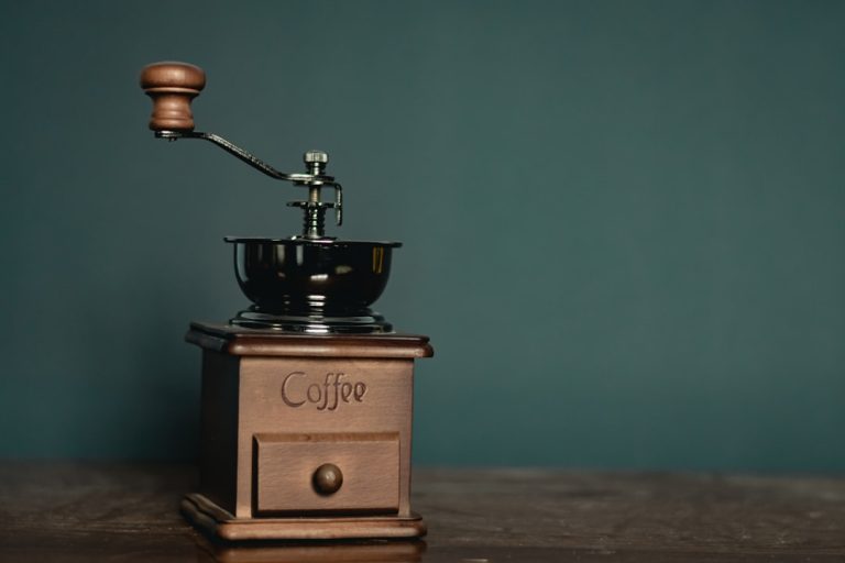 découvrez notre moulin à café performant pour moudre vos grains avec précision et révéler toutes les saveurs de votre café fraîchement préparé.