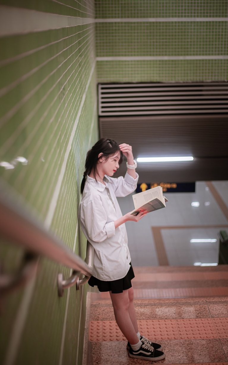 découvrez une sélection incontournable de livres de mode pour explorer les tendances, l'histoire et les icônes du style.