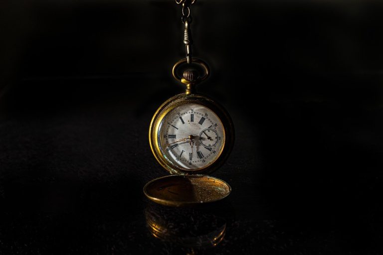 découvrez notre sélection de montres avec tachymètre, alliant précision et style pour mesurer la vitesse avec élégance.