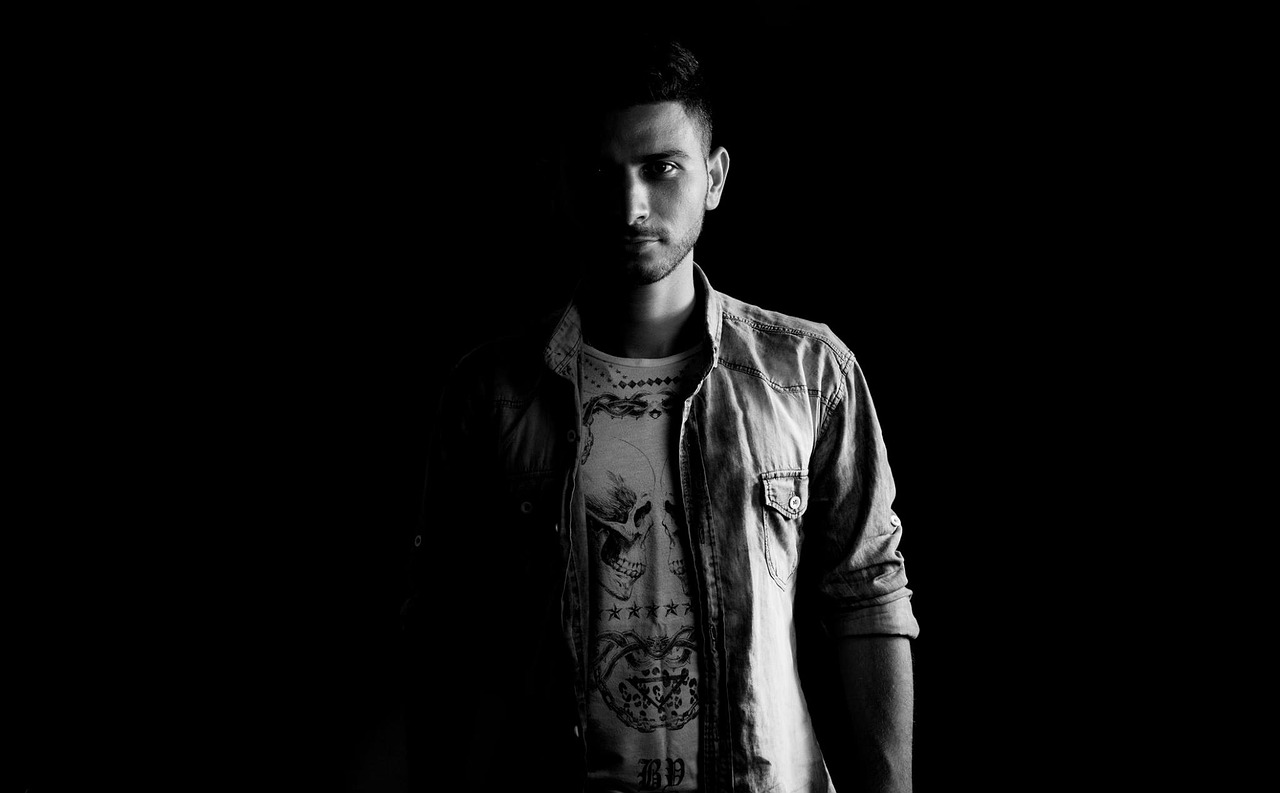 découvrez les coupes de cheveux dégradées pour hommes noirs, alliant style moderne et élégance, parfaites pour un look soigné et tendance.