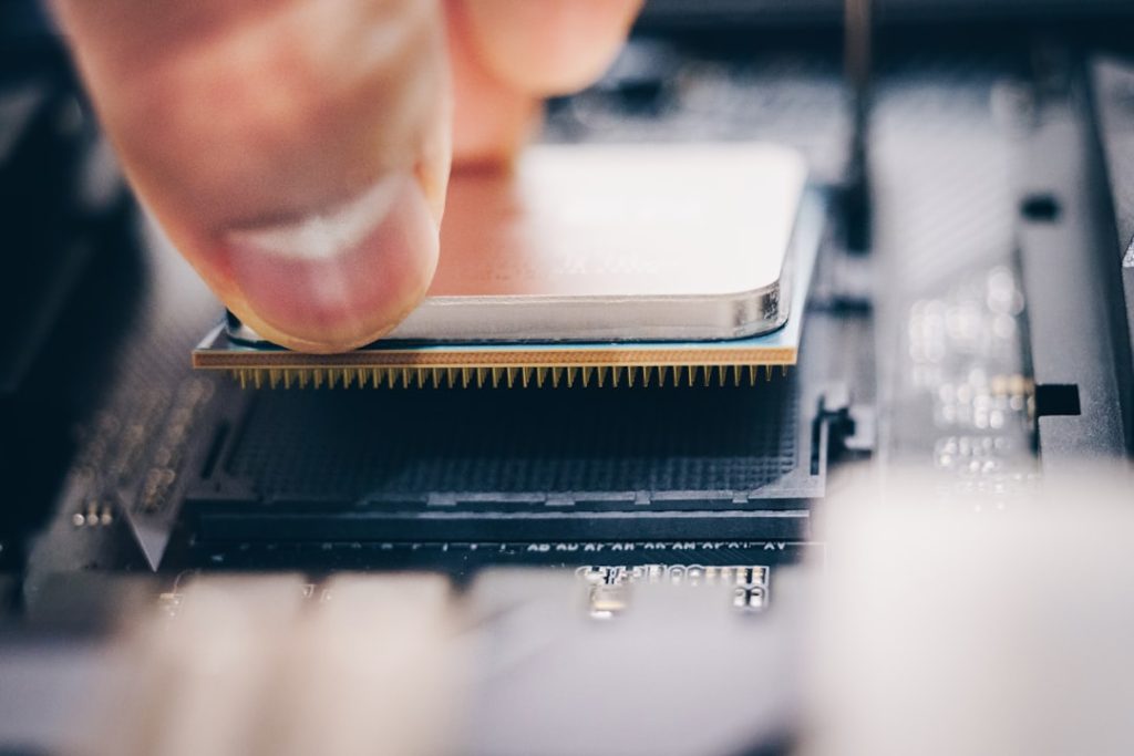 découvrez tout sur le cpu : définition, fonctionnement, types et astuces pour choisir le meilleur processeur adapté à vos besoins informatiques.