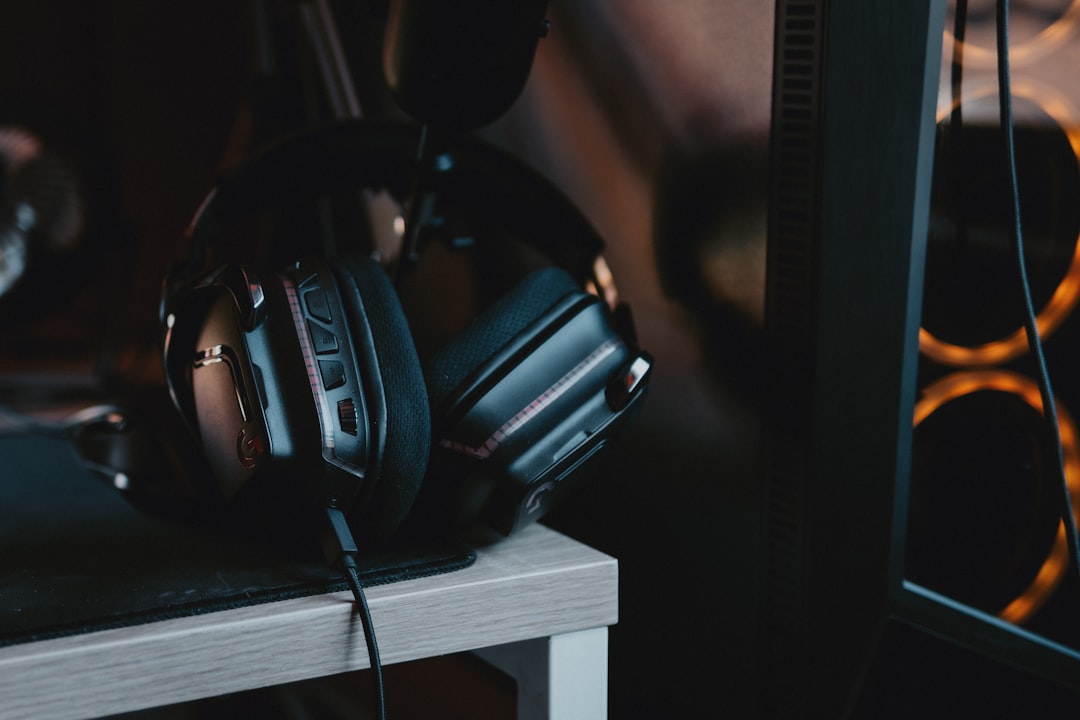 découvrez notre casque gaming offrant un son immersif, un confort optimal et un microphone de qualité pour des sessions de jeu intenses.