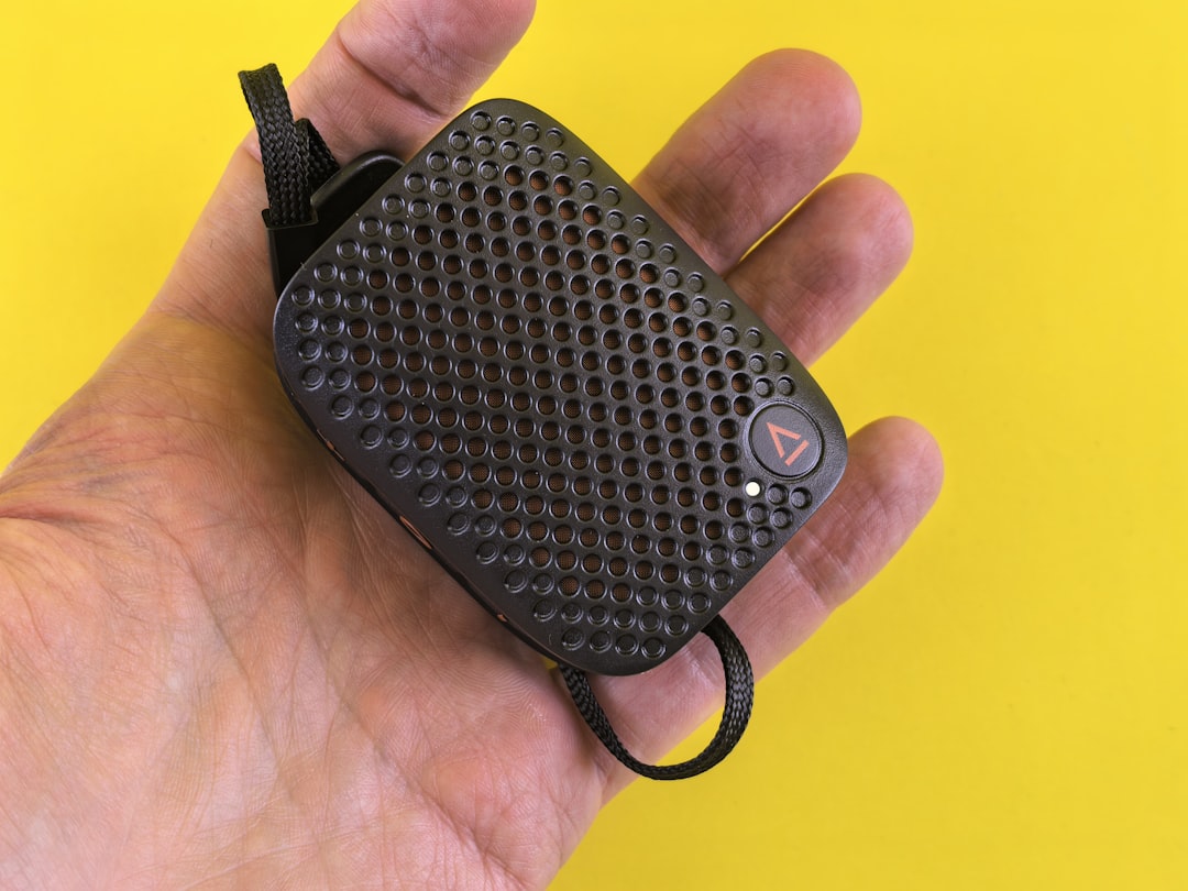 découvrez notre sélection d'enceintes portables offrant un son de qualité, une grande autonomie et une facilité de transport pour écouter votre musique partout.