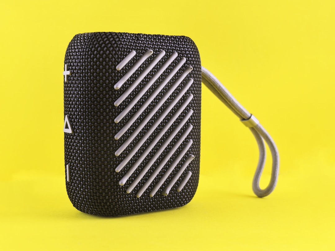 découvrez notre sélection d'enceintes portables offrant un son puissant et une grande mobilité pour accompagner toutes vos aventures.