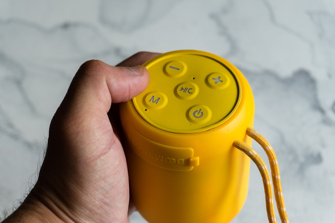 découvrez notre sélection d'enceintes portables offrant un son de qualité, une connectivité facile et une autonomie longue durée pour écouter votre musique partout.