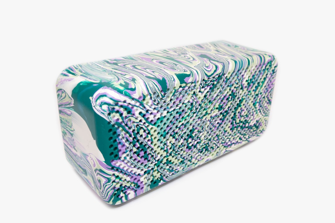 découvrez notre sélection d'enceintes portables offrant un son de qualité, une connectivité facile et une autonomie longue durée, idéales pour écouter votre musique partout.