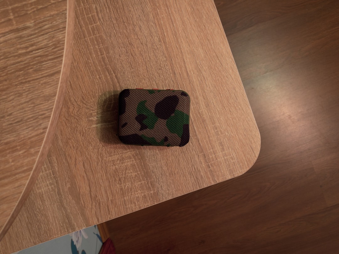 découvrez notre sélection d'enceintes portables offrant un son de qualité, une grande autonomie et un design compact, parfaites pour écouter votre musique partout.