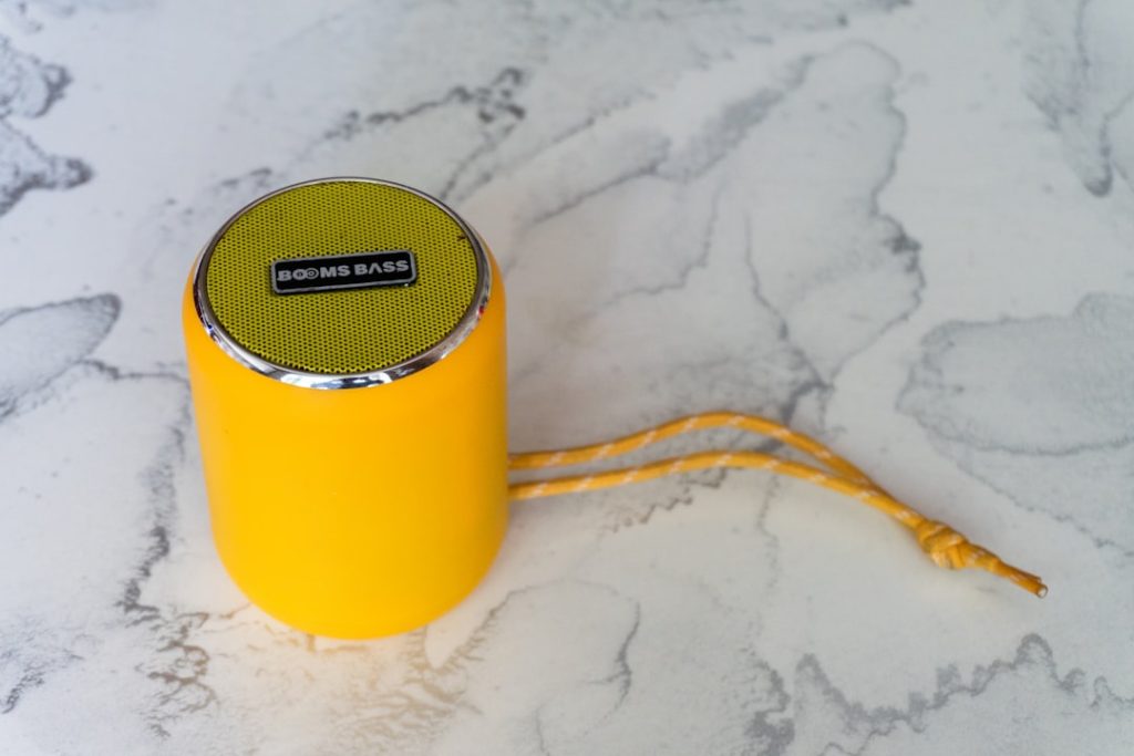 découvrez notre sélection d'enceintes portables alliant qualité sonore, design compact et autonomie longue durée, parfaites pour écouter votre musique partout.