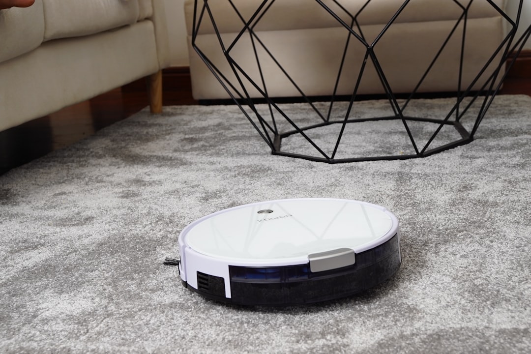 découvrez notre robot aspirateur intelligent qui nettoie efficacement vos sols, gagnez du temps et profitez d'une maison toujours propre sans effort.