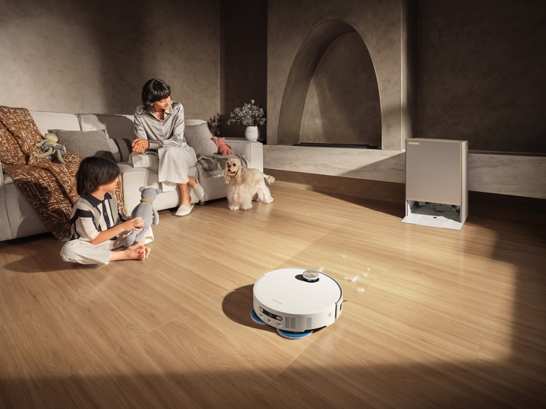 découvrez notre aspirateur robot intelligent, conçu pour nettoyer vos sols efficacement et automatiquement, vous offrant un environnement propre sans effort.