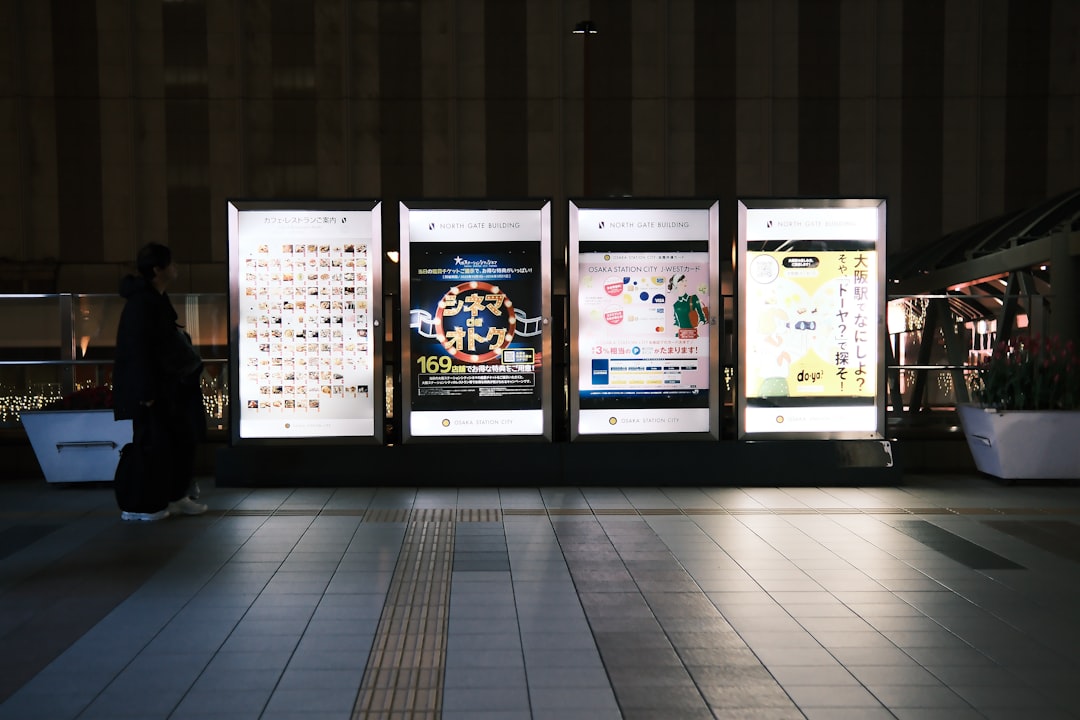 découvrez les écrans intelligents offrant une expérience connectée, avec des assistants vocaux intégrés, des fonctions domotiques et un design moderne pour simplifier votre quotidien.