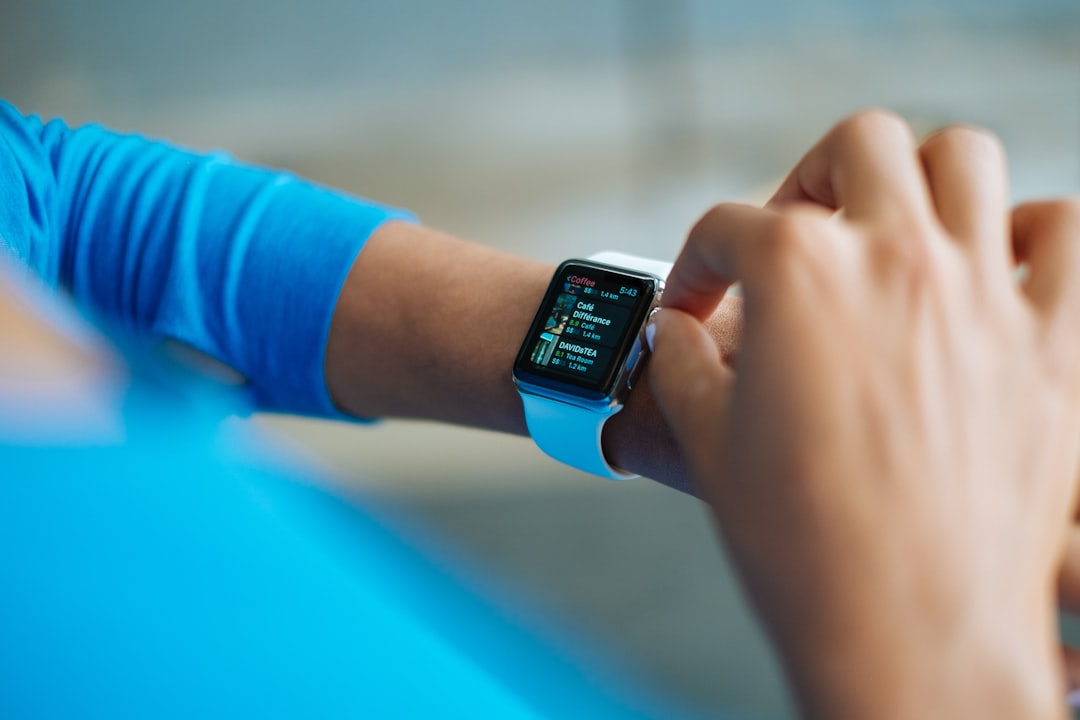 découvrez notre sélection de smartwatches alliant design élégant et fonctionnalités avancées pour un quotidien connecté et sportif.