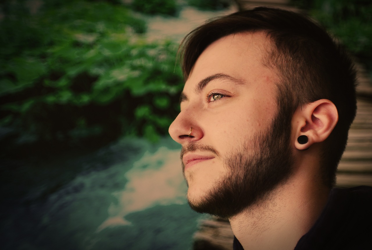 découvrez tout ce qu'il faut savoir sur le piercing tragus : soins, styles, et conseils pour un piercing réussi et tendance.