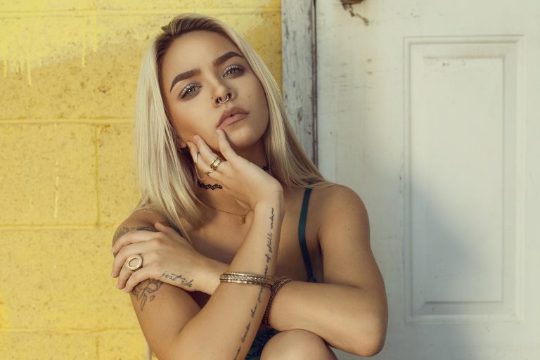découvrez tout sur le piercing tragus : soins, styles populaires, et conseils pour un piercing réussi et sans risque.