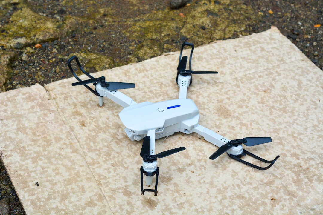 découvrez notre drone ultraléger alliant performance et portabilité, idéal pour capturer des images aériennes en toute simplicité.