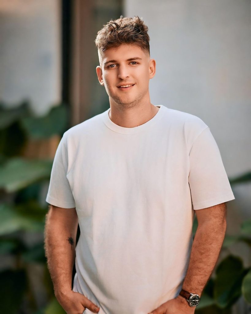 découvrez comment styliser un t-shirt blanc pour hommes avec des idées tendances et faciles à adopter pour un look casual ou habillé.