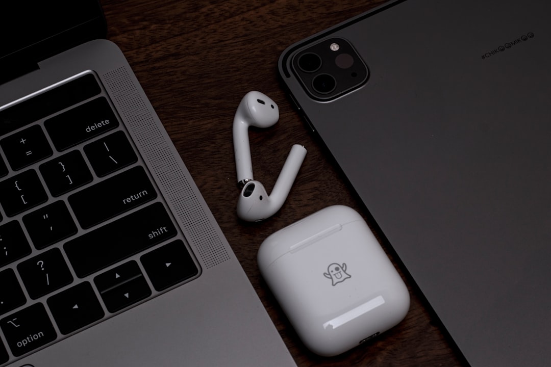 découvrez les airpods pro 2, la nouvelle génération d'écouteurs sans fil offrant un son immersif, une réduction de bruit active améliorée et un confort optimal pour une expérience audio inégalée.