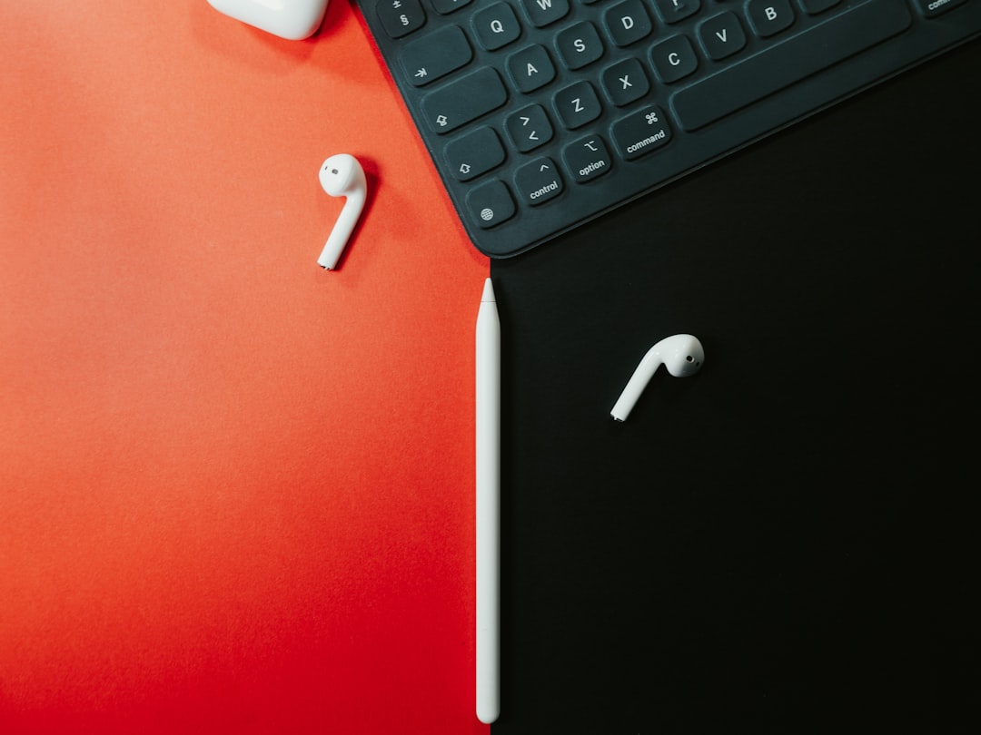 découvrez les airpods pro 2 : un son immersif, une réduction active du bruit améliorée et un confort optimal pour une expérience audio sans compromis.