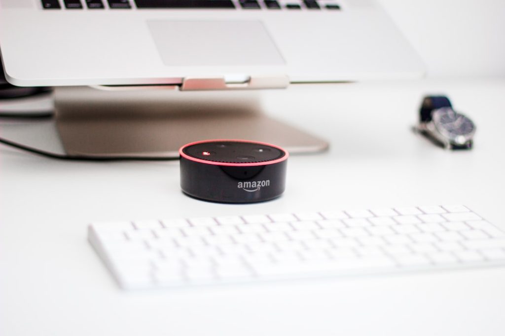 découvrez l'echo dot, l'assistant vocal intelligent compact d'amazon qui facilite votre quotidien avec alexa. contrôlez votre maison connectée, écoutez de la musique et bien plus encore.