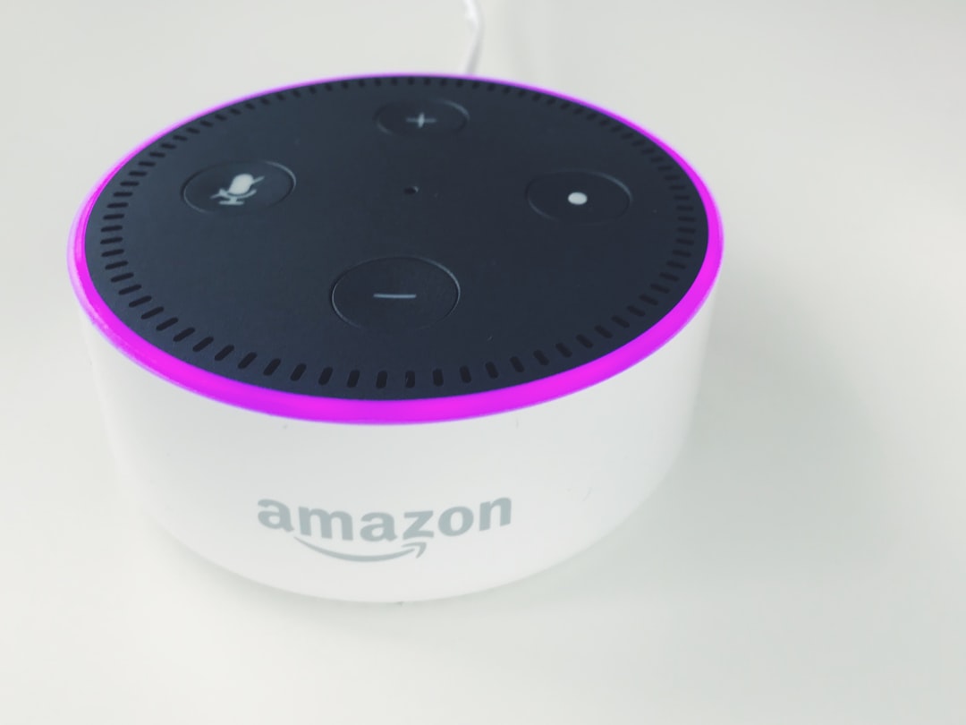 découvrez l'echo dot, l'assistant vocal compact d'amazon qui facilite votre quotidien avec alexa, pour contrôler la maison connectée, écouter de la musique et bien plus encore.
