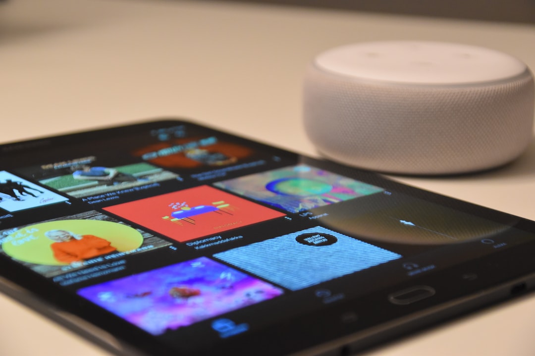 découvrez l'echo dot, l'enceinte intelligente compacte d'amazon qui facilite votre quotidien avec alexa. contrôlez la musique, la maison connectée et bien plus encore, simplement avec votre voix.