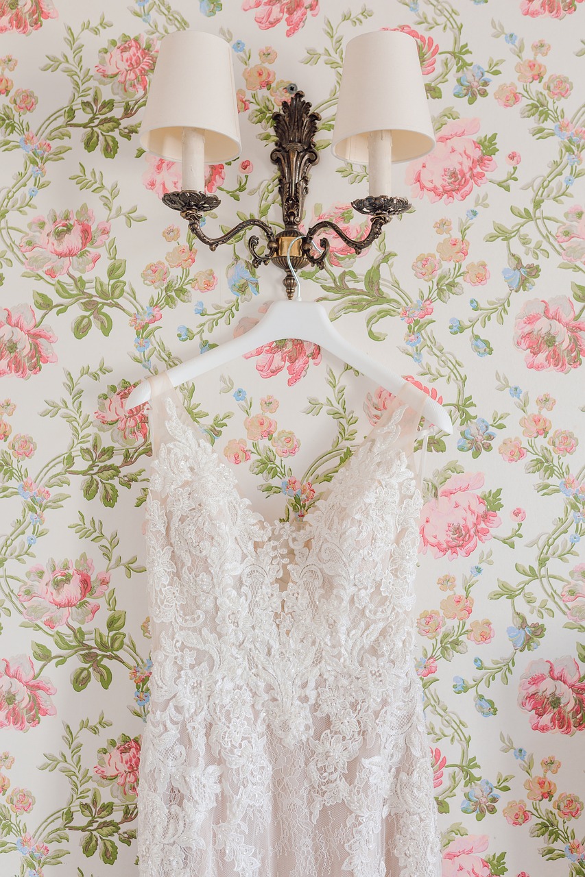 découvrez notre collection d'élégantes tenues alliant style raffiné et confort pour toutes les occasions.