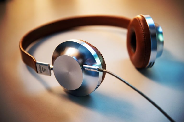 découvrez notre large gamme de casques audio offrant un son haute qualité, un confort optimal et un design élégant pour une expérience d'écoute immersive.