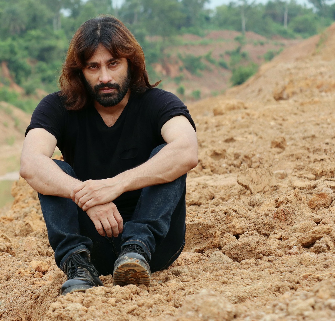 découvrez les coiffures tendances pour hommes aux cheveux longs, conseils d'entretien et styles pour sublimer votre look.