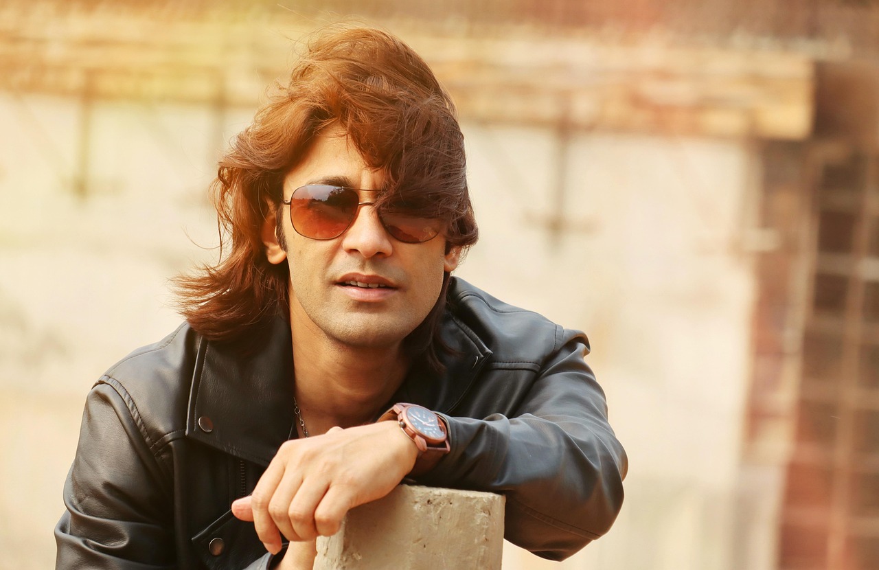 découvrez nos conseils et inspirations pour les hommes aux cheveux longs : styles, soins et tendances pour une chevelure masculine élégante et tendance.