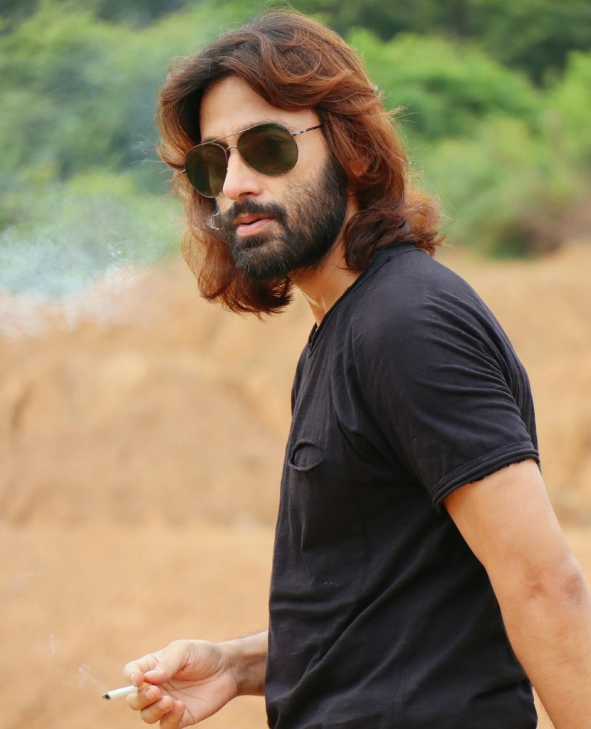 découvrez les tendances et conseils pour hommes aux cheveux longs : styles, entretien et inspirations pour sublimer votre chevelure.