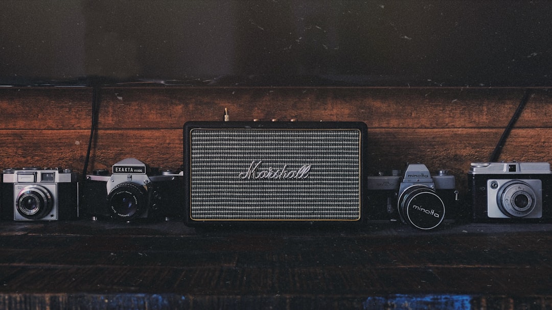 découvrez marshall, la marque emblématique reconnue pour ses équipements audio de haute qualité alliant design iconique et performances sonores exceptionnelles.