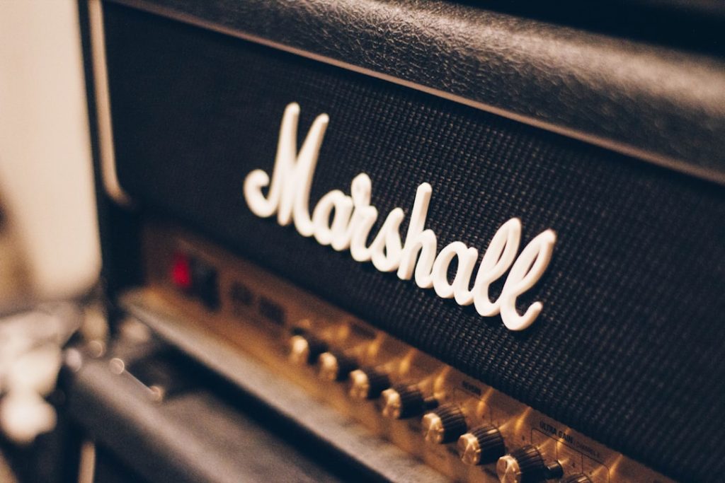 découvrez marshall, la marque emblématique reconnue pour ses amplificateurs de guitare et ses casques audio de qualité supérieure alliant performance et design iconique.