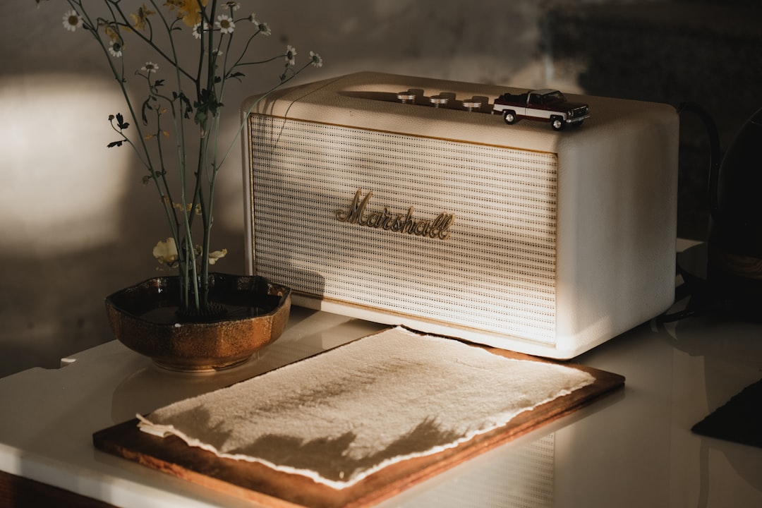 découvrez le marshall stanmore, l'enceinte bluetooth alliant design iconique et son puissant pour une expérience audio immersive.