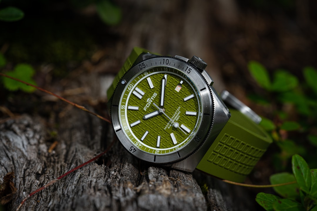 montre connectée outdoor robuste et multifonctions, idéale pour les activités en plein air et l'aventure.