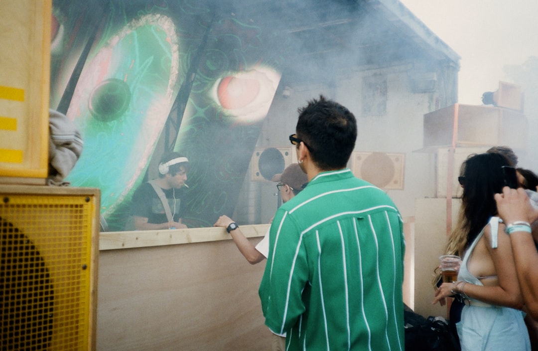 enceinte de fête portable et puissante pour animer toutes vos soirées avec un son de qualité et une autonomie longue durée.