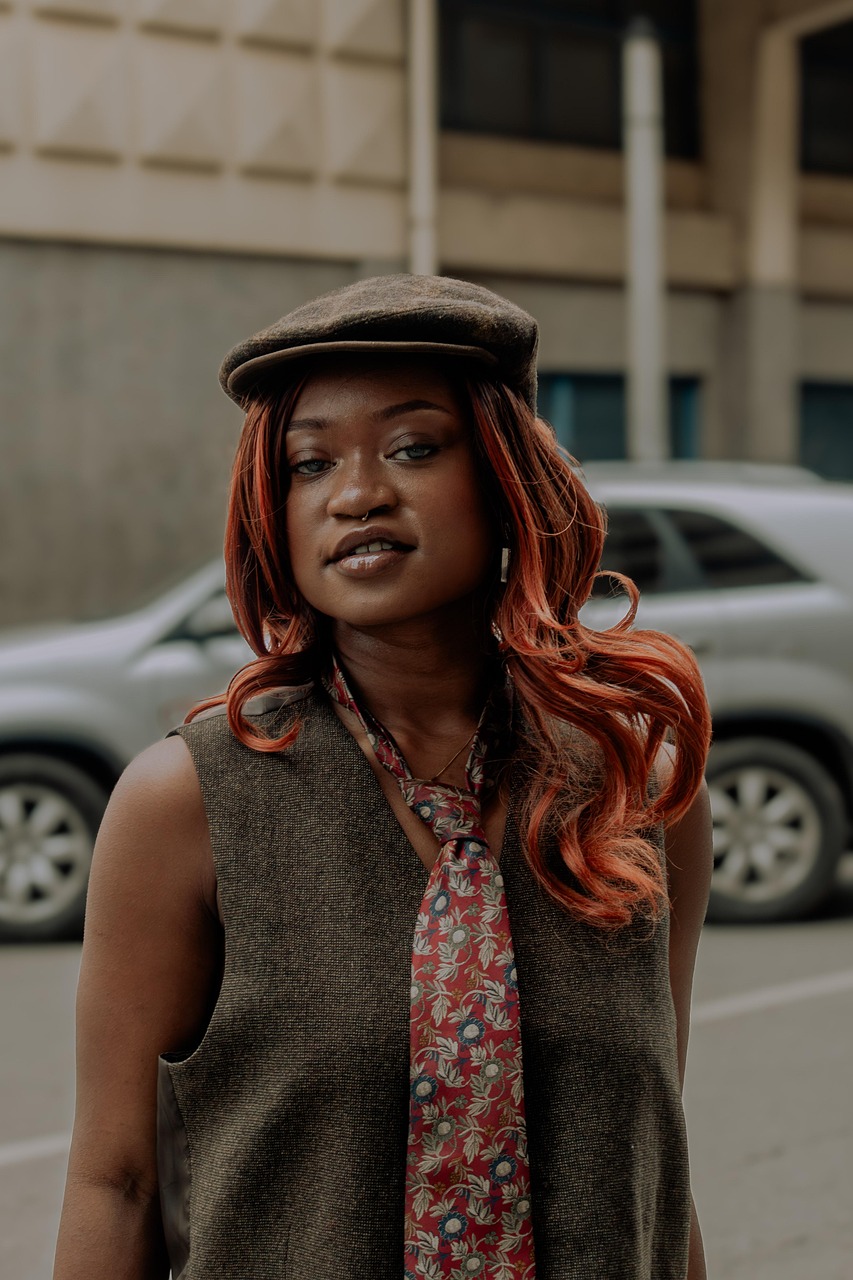 découvrez le style emblématique de peaky blinders : costume vintage, casquettes plates, et élégance rétro inspirée des années 1920.