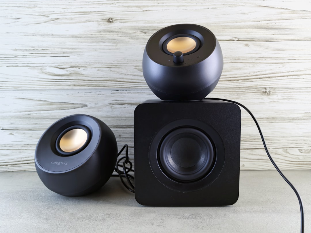 découvrez nos enceintes portables de luxe alliant design élégant et qualité sonore exceptionnelle, parfaites pour profiter de votre musique partout avec style.