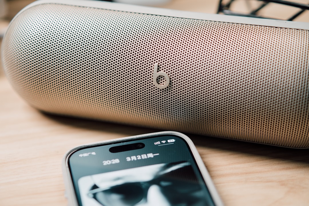 découvrez notre sélection d'enceintes portables alliant qualité sonore, design compact et autonomie prolongée pour écouter votre musique partout.