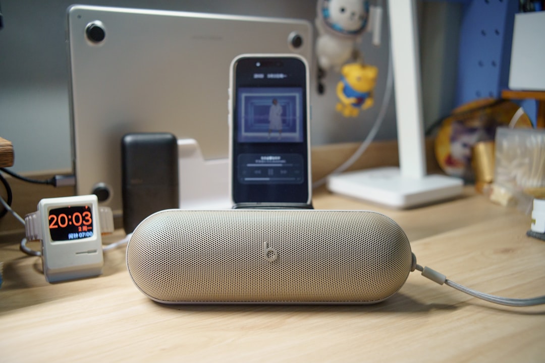 découvrez notre sélection d'enceintes portables offrant un son de qualité, une grande autonomie et une facilité de transport idéale pour écouter votre musique partout.