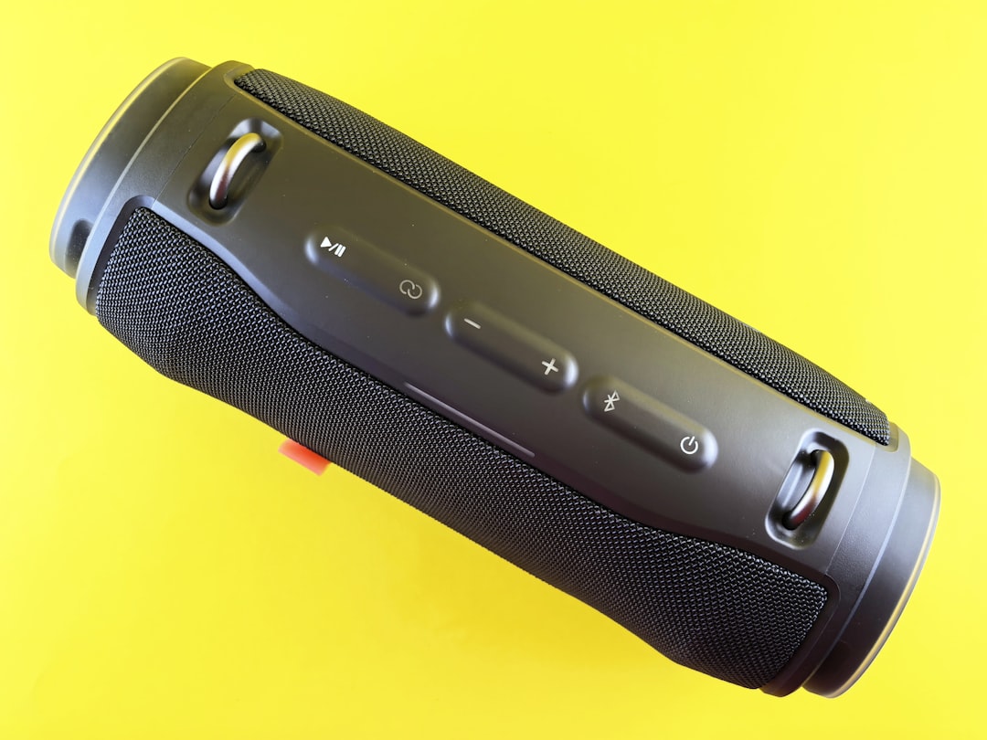 découvrez notre sélection d'enceintes portables pour écouter votre musique partout avec un son puissant et une grande autonomie.