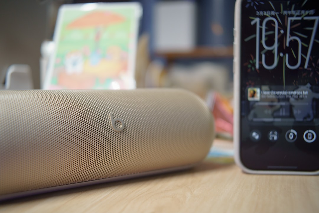 découvrez nos enceintes portables compactes et performantes, idéales pour écouter votre musique partout avec un son de qualité.