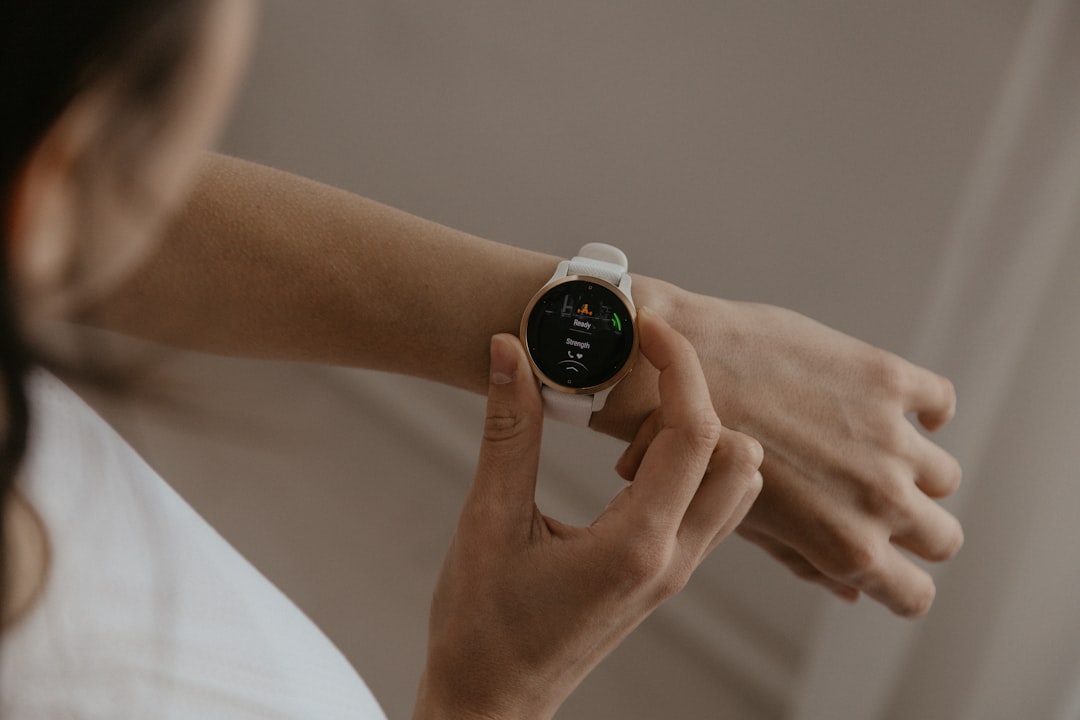découvrez notre smartwatch alliant technologie avancée et design élégant pour rester connecté et suivre votre activité au quotidien.