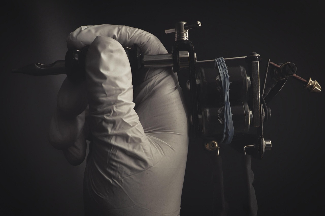 découvrez des idées de tatouages sur la colonne vertébrale, des designs uniques et élégants pour sublimer votre dos avec style et originalité.