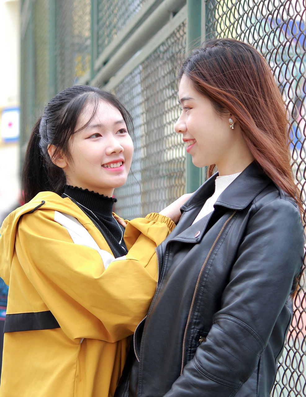 découvrez une sélection tendance de tenues pour femmes alliant style, confort et élégance pour toutes les occasions.