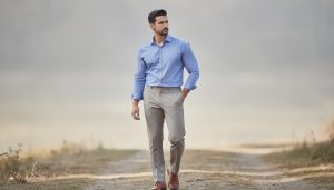 découvrez quel pantalon choisir pour accompagner parfaitement une chemise bleu homme et créer un look élégant et harmonieux.