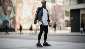 découvrez comment porter les adidas samba noire pour femme avec style. conseils mode et idées d'associations pour sublimer vos tenues avec cette chaussure iconique.