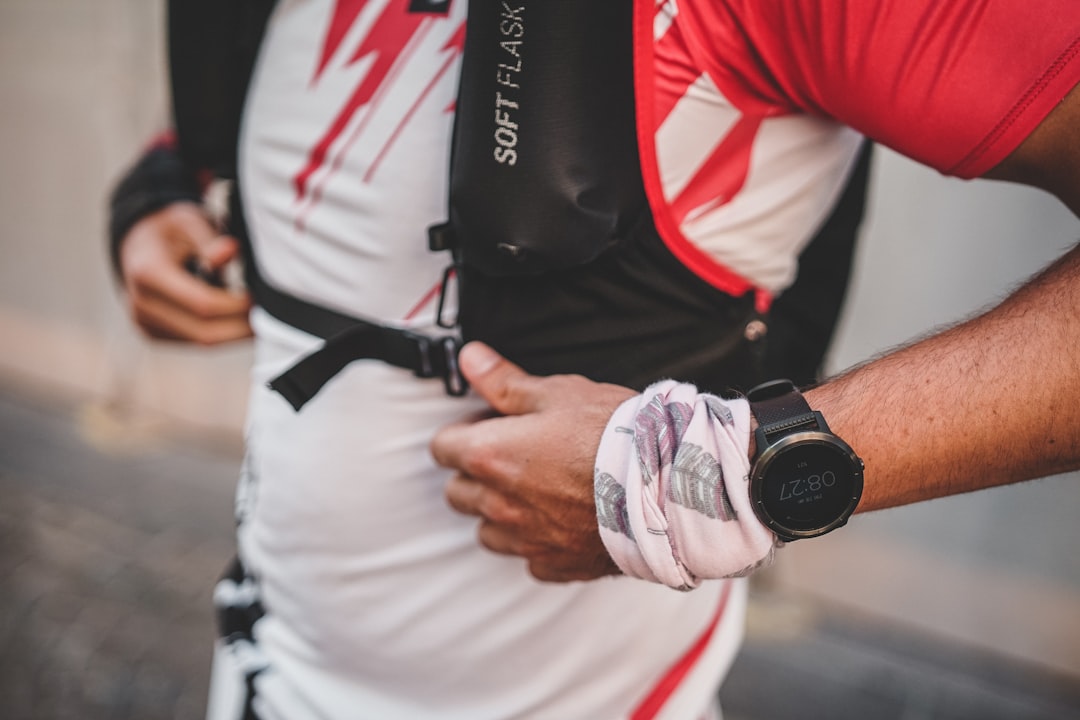 découvrez la montre de sport garmin, un allié parfait pour suivre vos performances, votre fréquence cardiaque et vos activités en plein air avec précision et style.