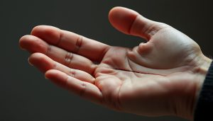 découvrez la vérité sur la fameuse ligne de la mort dans la paume de la main : mythe ou réalité ? analyse et explications sur cette croyance populaire.